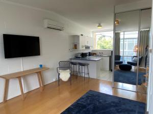 Eldhús eða eldhúskrókur á Brighton Beachfront Esplanade Studio Apartment