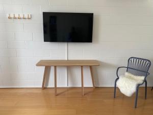 Sjónvarps- og/eða afþreyingartæki á Brighton Beachfront Esplanade Studio Apartment