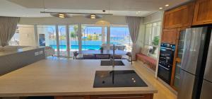 eine Küche mit Tisch und Blick auf einen Pool in der Unterkunft Shani house of style katalina villa in Eilat