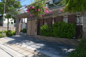 un bâtiment avec des fleurs roses sur un arbre dans l'établissement Peace Villa, à Dong Quan