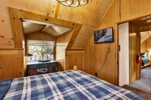 Ένα ή περισσότερα κρεβάτια σε δωμάτιο στο Highland Oaks Retreat #2492