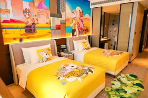a bedroom with two beds and a painting on the wall at Wanda Jin Xiaohe Xincheng in Taiyuan