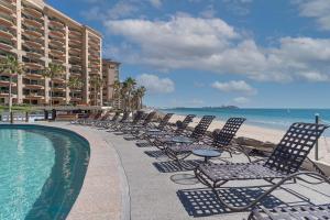 eine Reihe von Stühlen am Strand in der Unterkunft Sonoran Sea in Campo del Medio