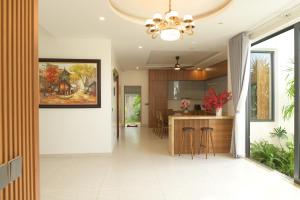 une cuisine et un salon avec un lustre dans l'établissement Peace Villa, à Dong Quan 35 autres photos