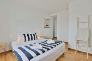 En eller flere senge i et værelse på Villa au calme, proche de la mer