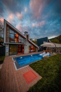 una casa con piscina en el patio en Sapanca Ormanti Bungalov, en Sapanca