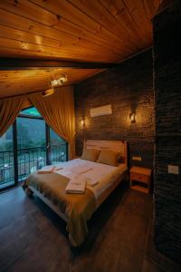 Un dormitorio con una cama grande con una ventana grande. en Sapanca Ormanti Bungalov, en Sapanca 31 fotos más