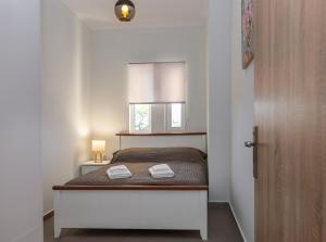 ナフパクトスにあるBill's Apartmentのベッドとタオル2枚のある寝室