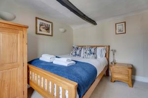 ein Schlafzimmer mit einem Bett mit Handtüchern darauf in der Unterkunft Winter Cottage, Clare in Clare