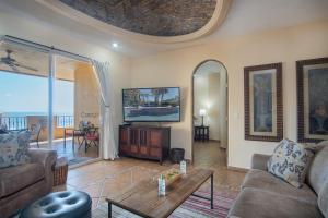 a living room with a couch and a table at Bella Sirena in La Choya