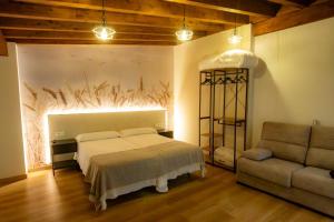 sypialnia z łóżkiem i kanapą w obiekcie Hostal Boutique Cazorla Bakery w mieście Cazorla