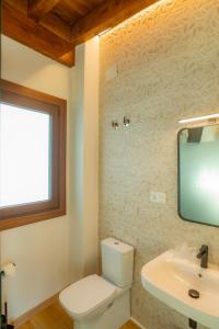 a bathroom with a toilet and a sink at HOSTAL BOUTIQUE CAZORLA BAKERY in Cazorla