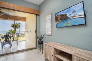 ein Wohnzimmer mit einem Flachbildfernseher an der Wand in der Unterkunft Sonoran Sun in Campo del Medio