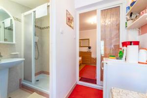 Kuchyňa alebo kuchynka v ubytovaní Rooms Nadica + 37 fotografií