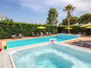 Bazén v ubytování ibis Styles Fréjus St Raphael nebo v jeho okolí
