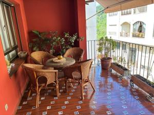 a patio with a table and chairs on a balcony at Casa de los boticarios, casa rural in El Arenal