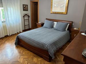 a bedroom with a bed with blue pillows at Casa de los boticarios, casa rural in El Arenal