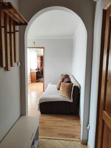 Ένα ή περισσότερα κρεβάτια σε δωμάτιο στο Apartament z Widokiem na Śnieżkę