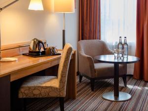 Uma área de estar em Mövenpick Hotel Egerkingen
