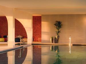 Bazén v ubytování SO/ Sotogrande Spa & Golf Resort Hotel nebo v jeho okolí