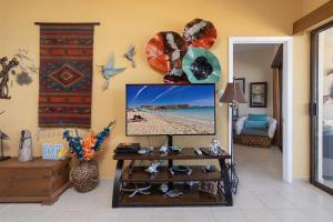 a living room with a tv on a wall at Sonoran Sea in Campo del Medio