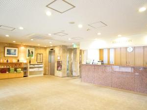 um lobby de um hospital com uma sala de espera em Green Hotel Omagari em Daisen