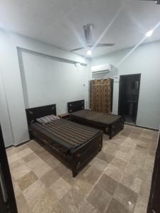 Postel nebo postele na pokoji v ubytování Al Ghani Hostel For Gents