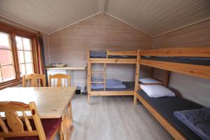 Giường trong phòng chung tại Hytte Camp Nordkapp - BaseCamp