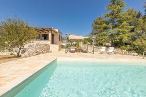 Swimmingpoolen hos eller tæt på Trulli Oasis