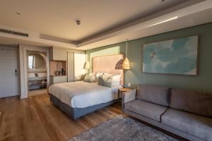 Postel nebo postele na pokoji v ubytování Plett Quarter Hotel - Lion Roars Hotels & Lodges
