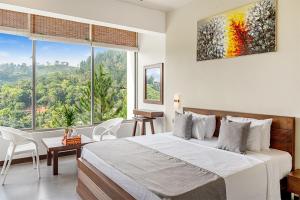 Un dormitorio con una cama grande y una ventana grande. en Villa Sarungal Kanda, en Bandarawela 35 fotos más