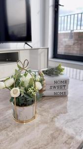 ロンドンにあるHobson Woods Apartmentsの本を持つ花瓶