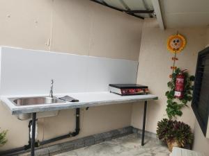 un bancone della cucina con lavandino in camera di שקט בערבה a Sappir Altre 10 foto