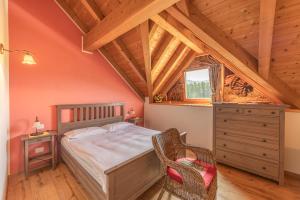 a bedroom with a bed and a wooden ceiling at Agriturismo Filippon 