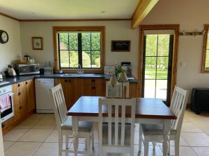 Η κουζίνα ή μικρή κουζίνα στο Dara Vineyard Cottage +15 φωτογραφίες