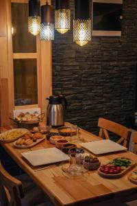 una mesa de madera con comida encima en Sapanca Ormanti Bungalov, en Sapanca