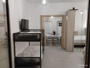 a room with a room with a bed and a mirror at casa di Chiarina con parcheggio gratuito nel cortile privato in Binetto