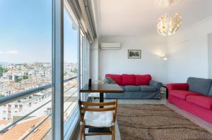 un salon avec un canapé et une table dans l'établissement Windows On The Bay - izmir, à Konak
