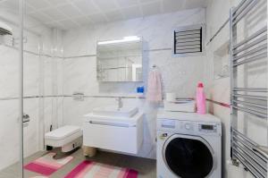 une salle de bain blanche avec une machine à laver et un lavabo dans l'établissement Windows On The Bay - izmir, à Konak 35 autres photos