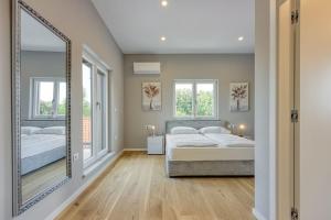 MarasiにあるFinca Tanja Lim Bay Hideawayのベッド2台と大きな鏡のある寝室