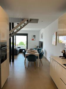 Η κουζίνα ή μικρή κουζίνα στο Chulera Beach townhouse sea views +14 φωτογραφίες