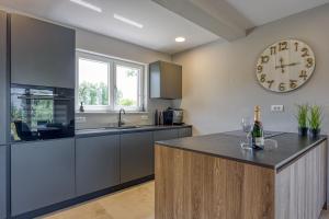 MarasiにあるFinca Tanja Lim Bay Hideawayのキッチン(壁に大きな時計付)