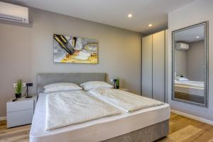 MarasiにあるFinca Tanja Lim Bay Hideawayの大きな白いベッドと鏡のある寝室 +41枚の写真