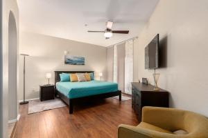 a bedroom with a green bed and a chair at Mountain View #912 Surprise in Surprise +34 photos