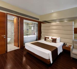 Ein Bett oder Betten in einem Zimmer der Unterkunft Vivanta Pune, Hinjawadi
