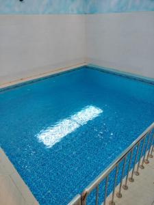 Bazén v ubytování فلل الكناري nebo v jeho okolí