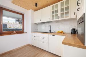 O bucătărie sau chicinetă la Piękny Górski Apartament z Widokiem i Parkingiem by Noclegi Renters