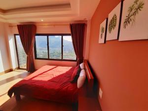 サパにあるHomestay 715 View Sapaのベッドルーム1室(赤いベッド1台、窓付) +21枚の写真