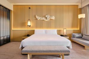 Voodi või voodid majutusasutuse Secan Hotel Qingdao, Curio Collection By Hilton toas