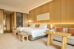 Voodi või voodid majutusasutuse Secan Hotel Qingdao, Curio Collection By Hilton toas